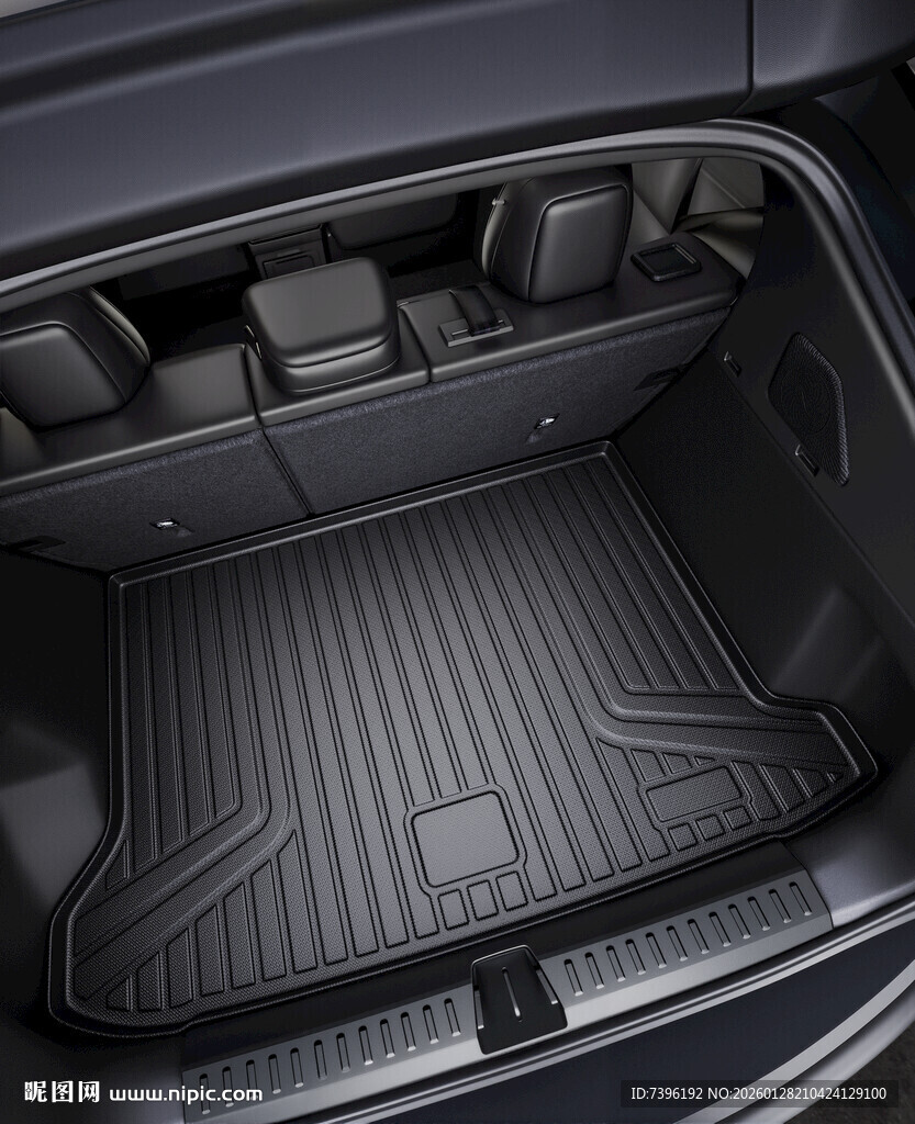 宽敞汽车后备垫子箱内部展示