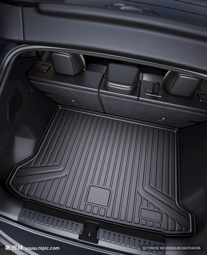 宽敞汽车后备垫子箱内部展示