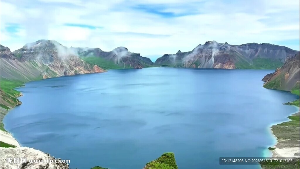 美丽湖景与周边山峦风光