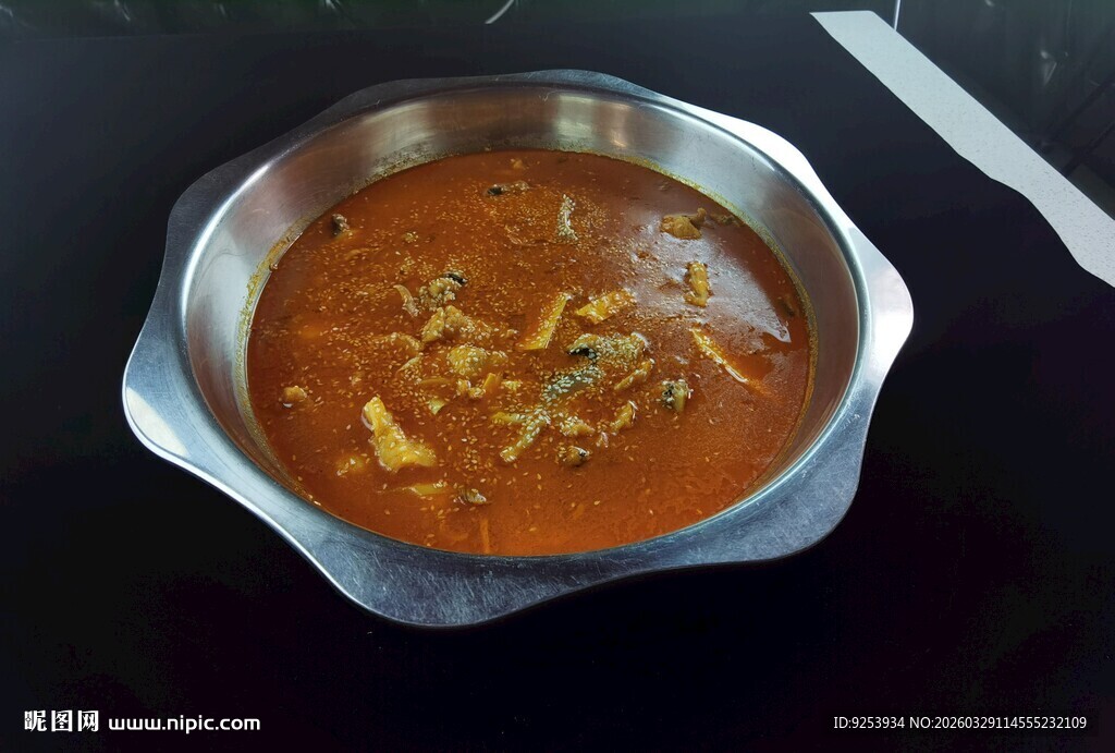 金属碗中的美味番茄浓汤