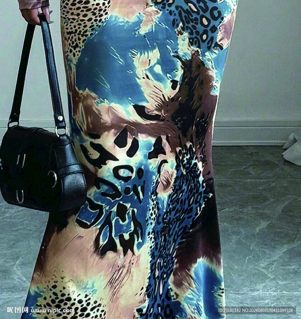 印花长裙搭配精致手提包