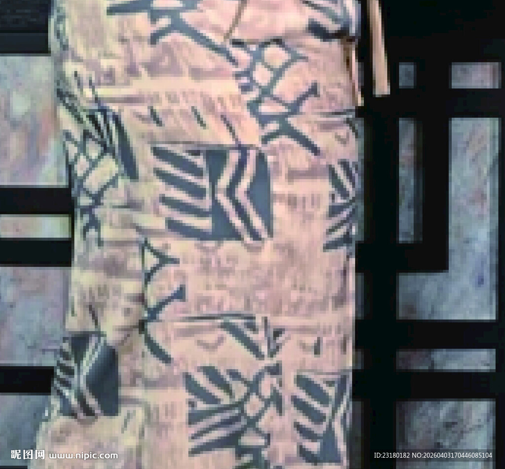 蓝白花纹独特设计服饰