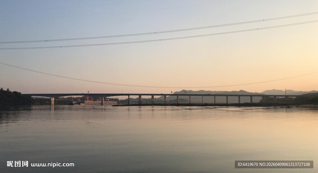 宁静北江河岸清晨日出景象