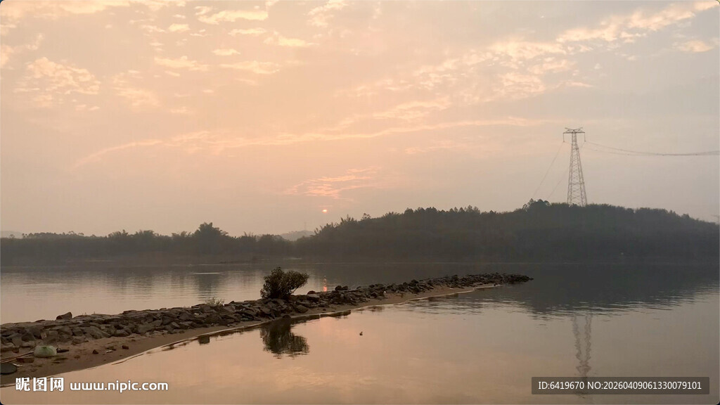 宁静北江河岸清晨日出景象