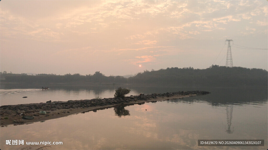 北江河岸清晨日出景象