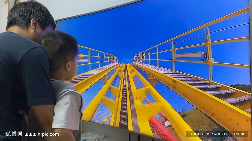 宝宝在家玩过山车