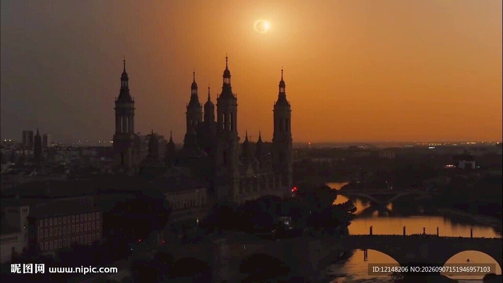 夕阳下的城市建筑景观