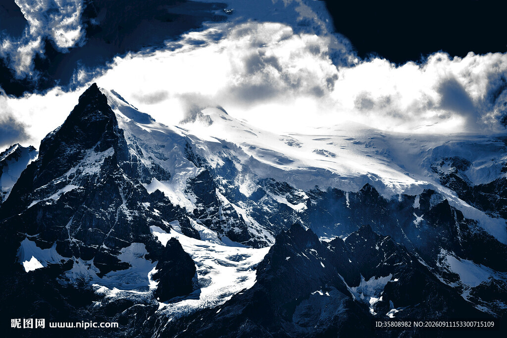 巍峨雪山 云雾缭绕之景