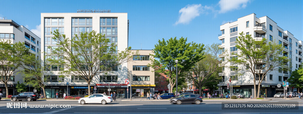 城市街道旁的现代建筑景观