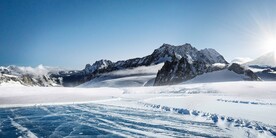 雪山合成海报