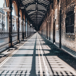 阳光与老旧长廊