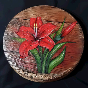 木板上的红百合花