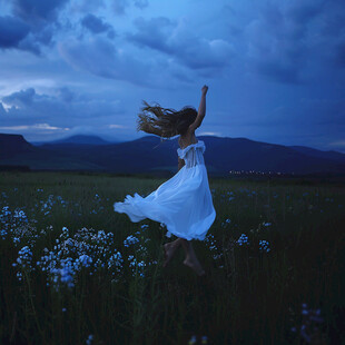 夕阳下 女孩的自由之舞