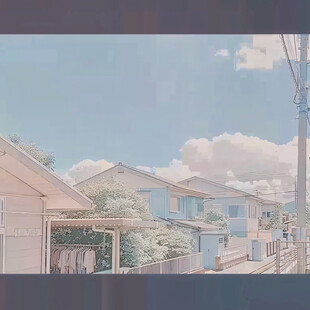 蓝天白云下的宁静街区