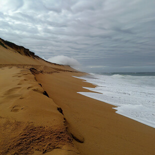 海滩上的云层奇观