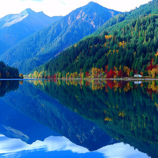 哈纳斯湖风景区