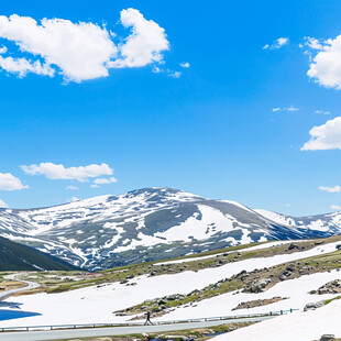 蓝天白云丘陵雪山雪原