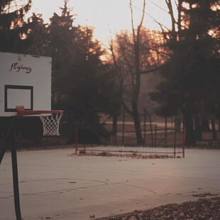 夕阳篮球场