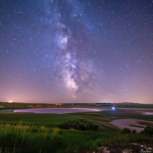 银河星空下的静谧湖泊