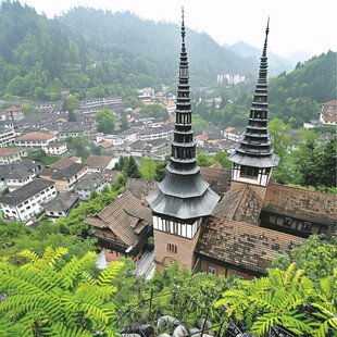 山顶双塔 古镇风光