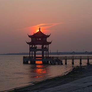 夕阳余晖 亭台映水