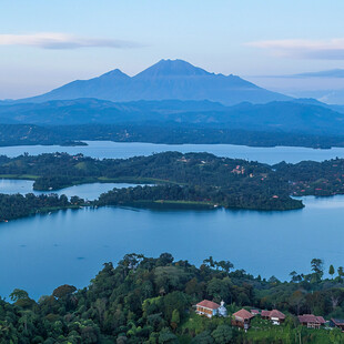 山林峰景山峦麓湖