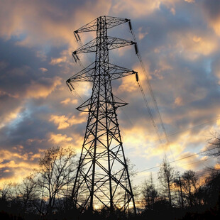 透视电线杆屋顶晚霞