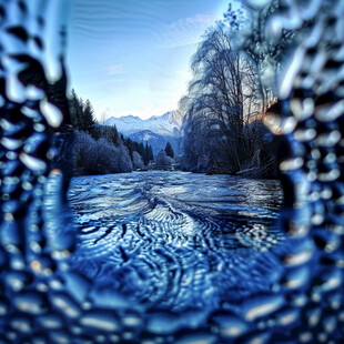 雪山森林河水