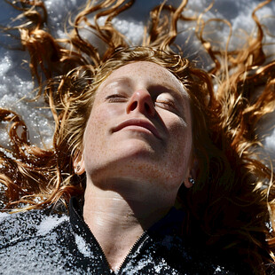 美女躺在雪地里造型