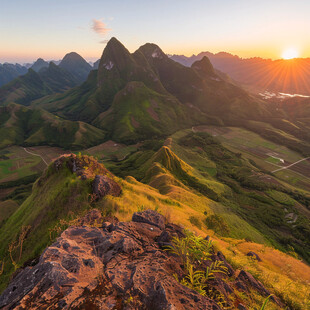 山地丘陵草场夕阳