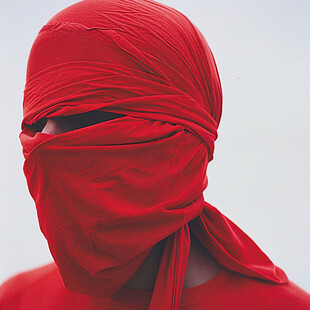 披着红纱巾的女子