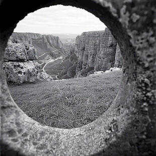 悬崖上的狙击孔