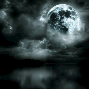 乌云云彩遮盖月亮