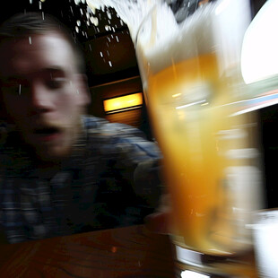 喝啤酒的外国人