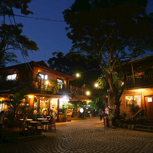 小木屋小酒吧夜景