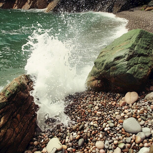 海浪打岩石