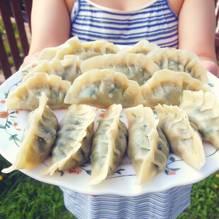 水饺包制韭菜凉拌水饺