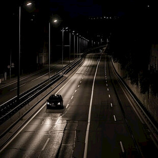 黑白道路夜景