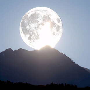 群山脉山峦一轮明月