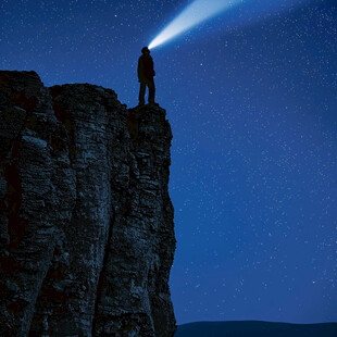 站在悬崖边上男子