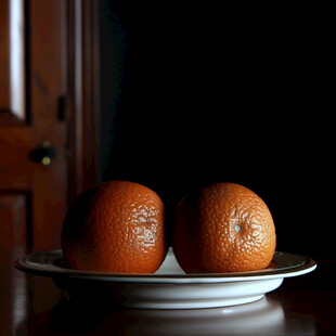 盘子上的桔子