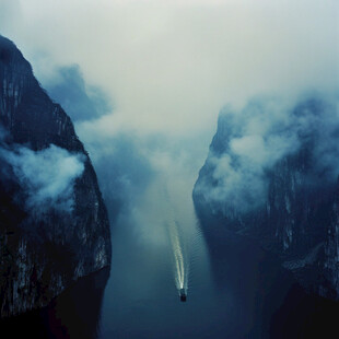 雾霭笼罩的巫峡口