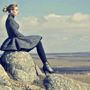 坐在悬崖边上的女生