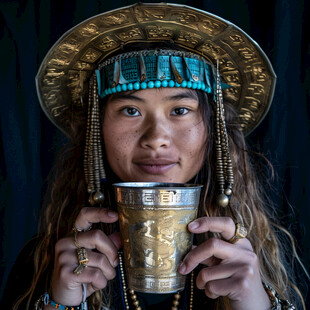 喝奶菜的蒙古女孩