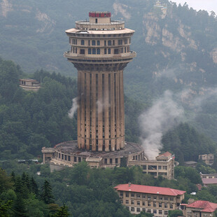 山顶建筑风水塔