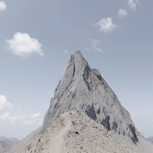 乱石堆荒凉山峰