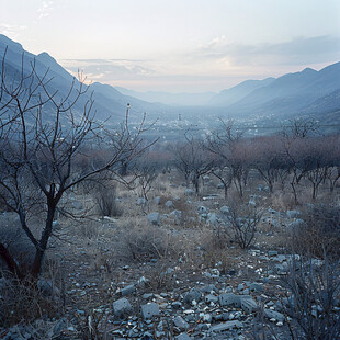 山脚荒漠山村