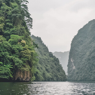 山脉草地清江画廊漂流