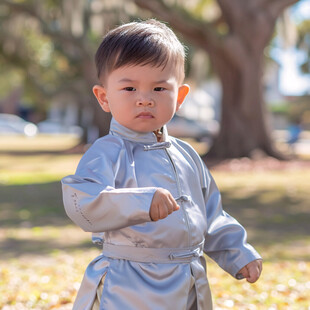 唐装小男孩留小辫