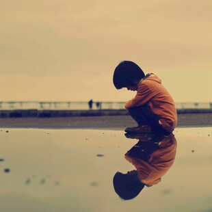 黄昏赶海的小孩